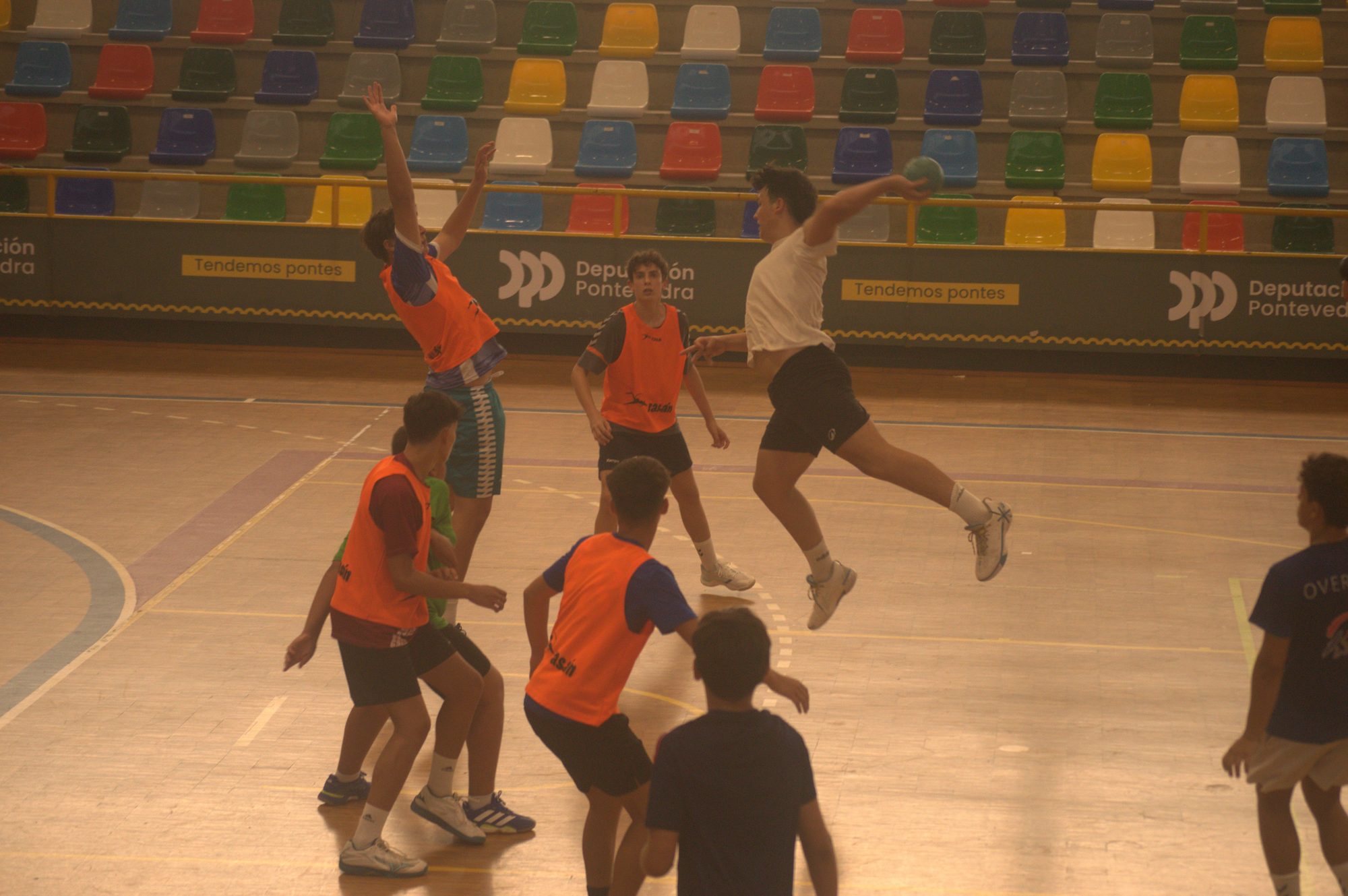 Jugador de balonmano en acción durante el Campus Vila