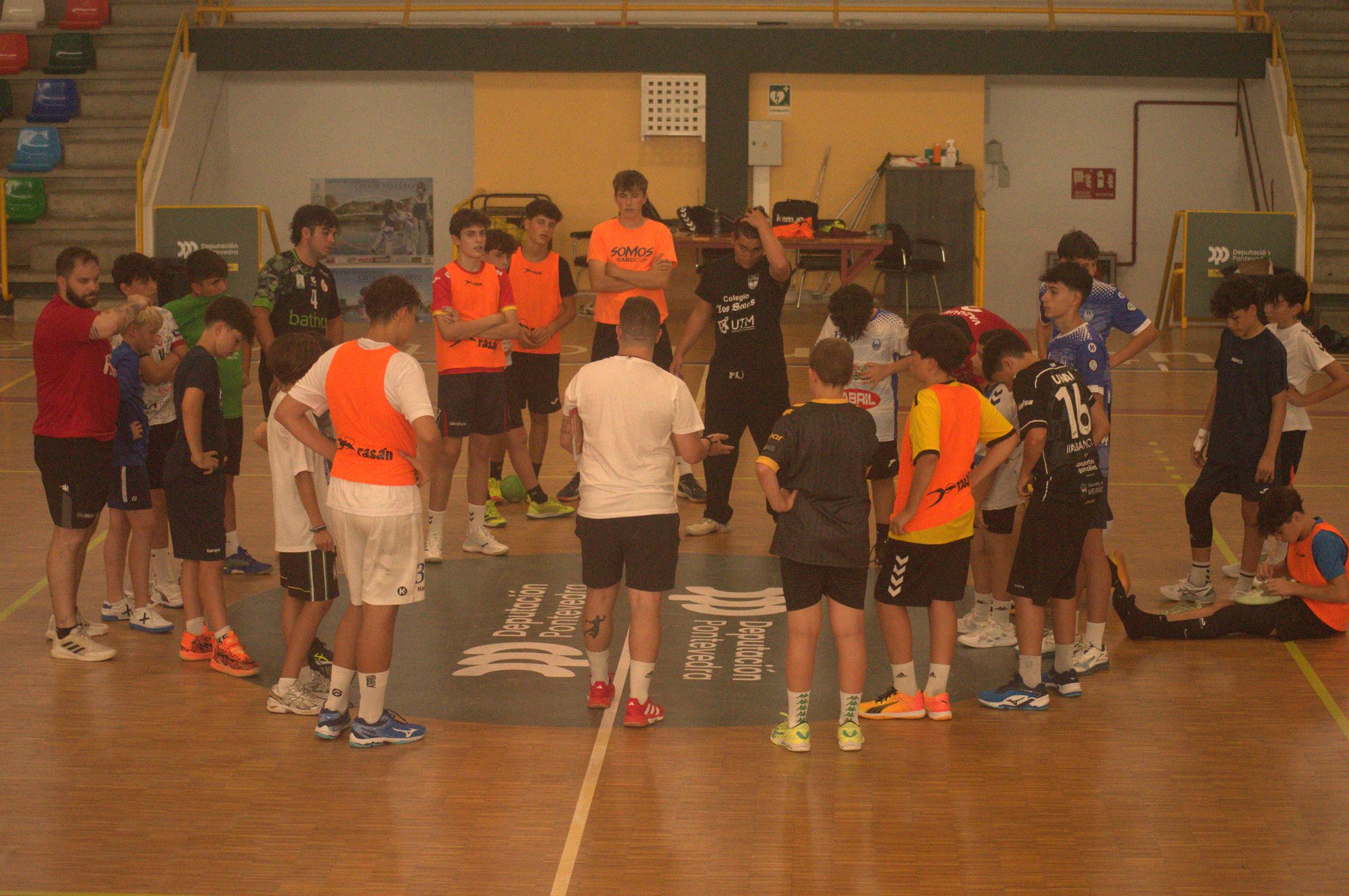 Sergio Vilageliú dando instrucciones al grupo en el Campus Vila